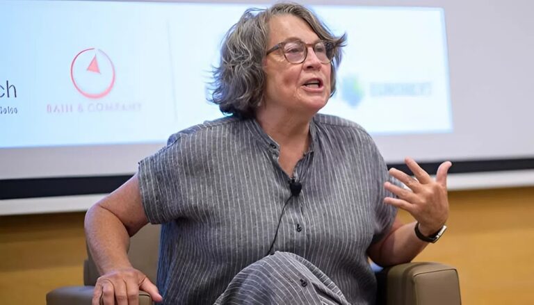 Patty McCord, cựu giám đốc nhân sự Netflix, trong buổi trò chuyện tại Trường Kinh doanh IESE năm 2025. Ảnh: Trường Kinh doanh IESE