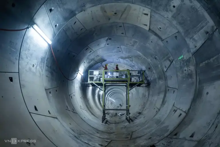 Đoạn hầm ngầm tuyến metro Nhổn - ga Hà Nội đã được thông suốt sau khi máy đào hầm Tunnel Boring Machine (TBM) số 2, mang tên Táo Bạo, về đích an toàn tại ga cuố