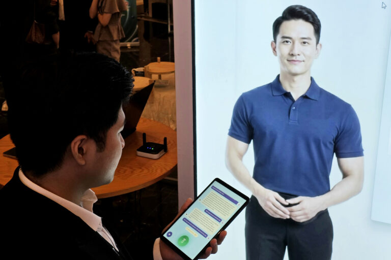 Một người dùng tương tác với trợ lý ảo, tại một sự kiện công nghệ, tháng 9/2026 tại Hà Nội. Ảnh: Trọng Đạt